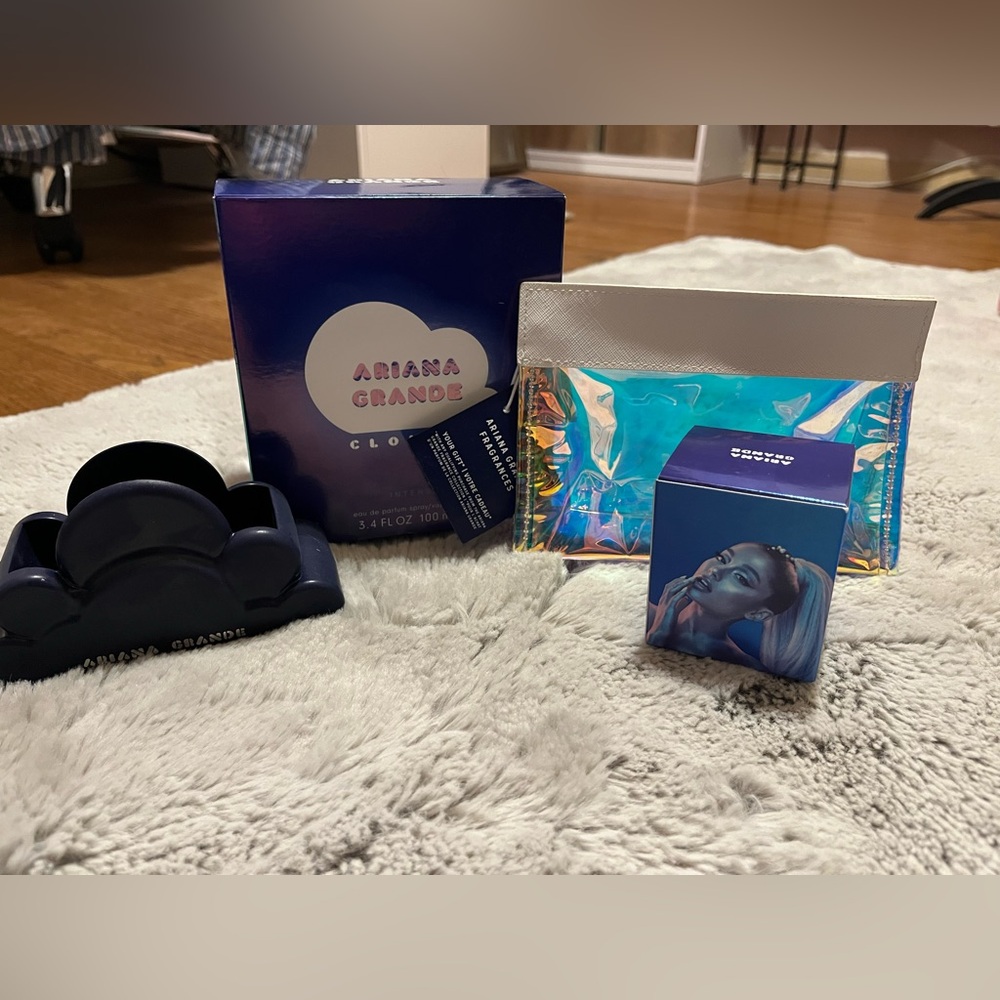 Ariana Grande Cloud 2.0 empty boxes